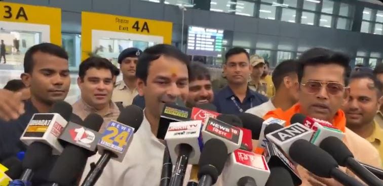 Tej Pratap's Airport Meet With BJP's Ravi Kishan Sparks Speculations