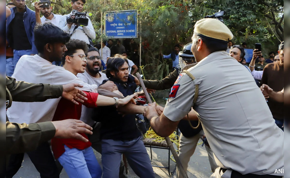 Police, Students Injured In Clash During JNU Protest March, Several Detained