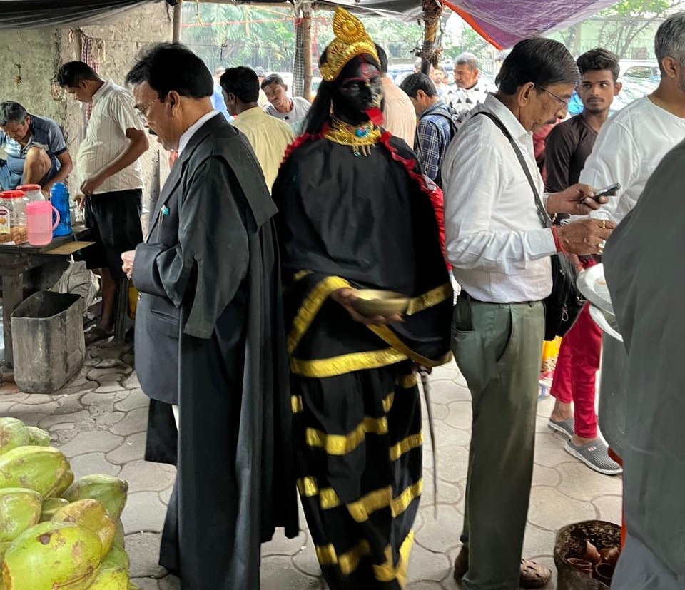 Pick&Pocket Gang Posing As "Bohurupis" Arrested In Kolkata