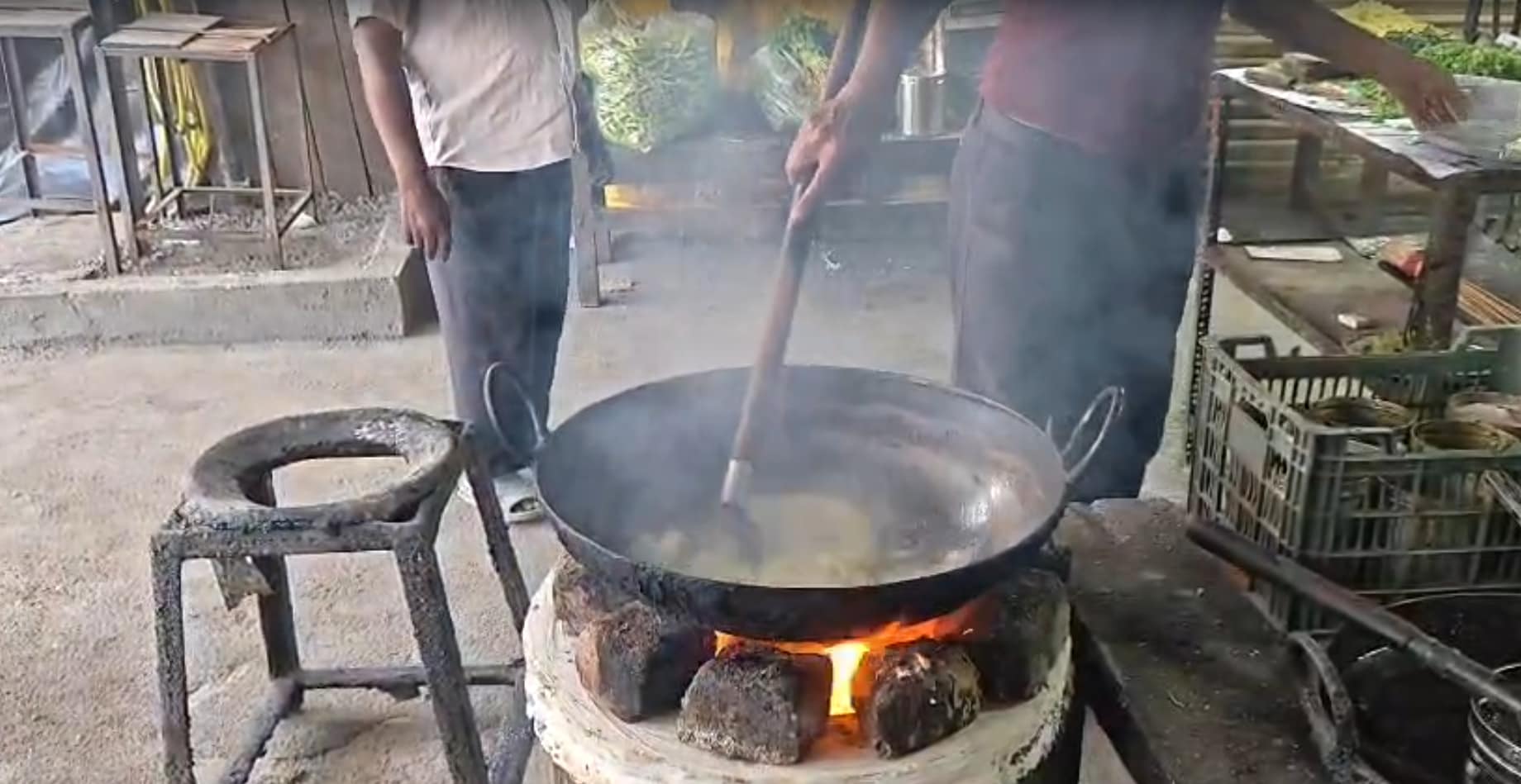 Iran War Pushes Many Eateries Into Retro Mode: Wood, Coal Replacing LPG