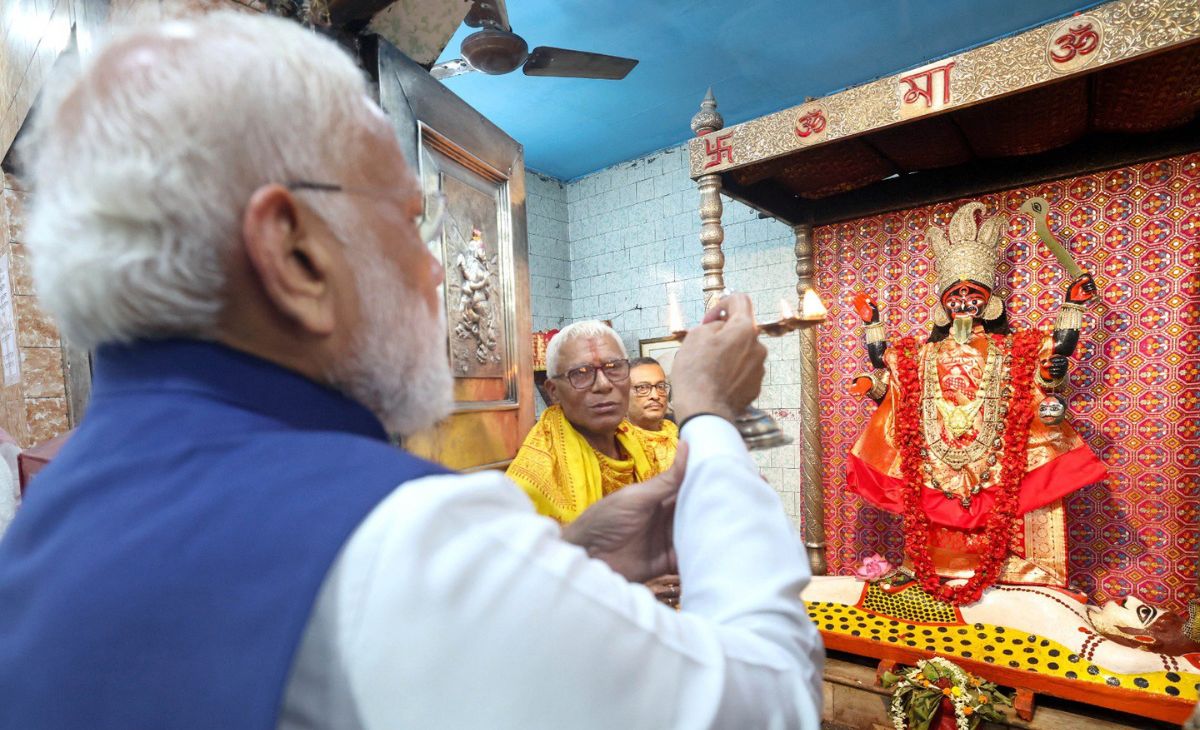 PM Modi Offers Prayers At Kolkata Kali Temple During Roadshow