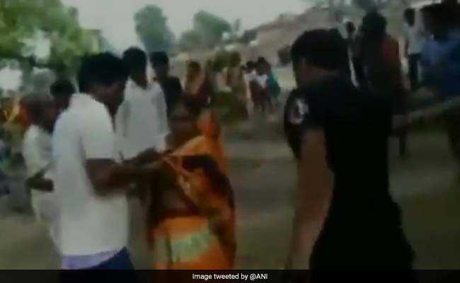 VIDEO: झारखंड में प्रेम संबंध के शक में भीड़ ने की महिला-पुरुष की सरेआम पिटाई