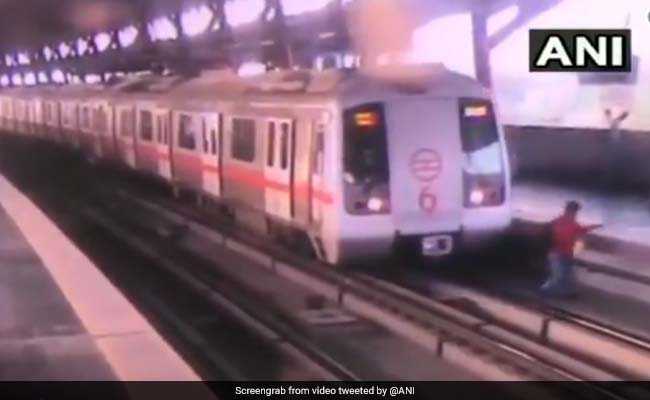 VIDEO: दूसरे प्लेटफॉर्म पर जाने के लिए मेट्रो ट्रैक पार कर रहा था शख्स, तभी ट्रेन उसके पास आई और फिर