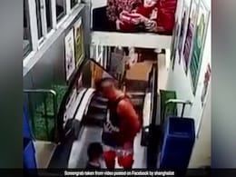 VIDEO: एस्केलेटर पर पिता और बेटे को छूकर निकली मौत, कैमरे में कैद हुआ हादसा VIDEO: एस्केलेटर पर पिता और बेटे को छूकर निकली मौत, कैमरे में कैद हुआ हादसा