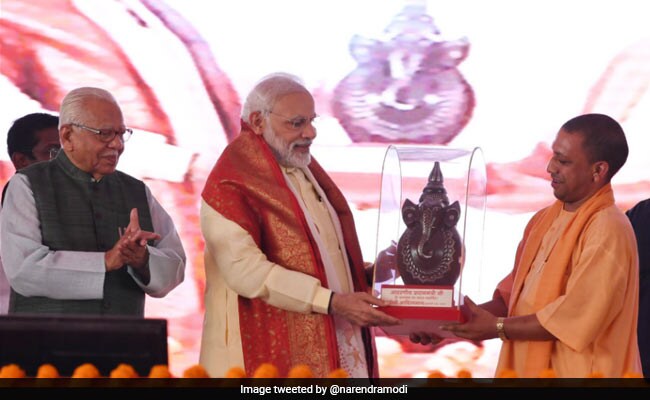 भाजपा, सपा या बसपा - आखिर किसका प्रोजेक्ट है पूर्वांचल एक्सप्रेसवे? श्रेय लेने की मची होड़ भाजपा, सपा या बसपा - आखिर किसका प्रोजेक्ट है पूर्वांचल एक्सप्रेसवे? श्रेय लेने की मची होड़