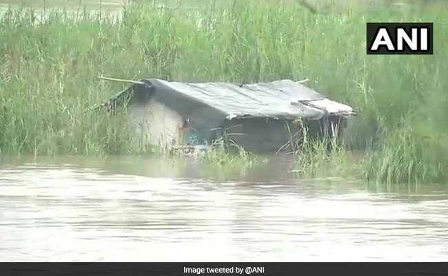 दिल्ली में यमुना खतरे के निशान से ऊपर, निचले इलाकों से लोगों को सुरक्षित जगहों पर ले जाया जा रहा