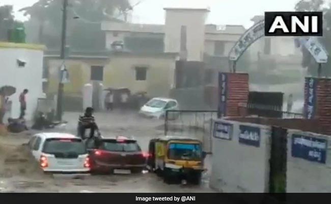 बह गई कारें : मौत से कुछ सेकंडों का ही रह गया था फासला, कमजोर दिल वाले न देखें Video