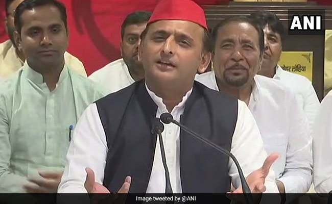 जिस सरकारी बंगले को छोड़ गये अखिलेश, वहां एसी के पाइप, टाइल्स और स्विच तक उखड़े मिले!