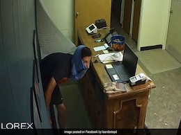 चोर ने चेहरे पर अंडरवियर पहनकर की चोरी, CCTV में कैद हुआ मजेदार VIDEO चोर ने चेहरे पर अंडरवियर पहनकर की चोरी, CCTV में कैद हुआ मजेदार VIDEO