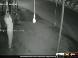 बल्ब चुराने के लिए इस आदमी ने कर डाली जबरदस्त एक्सरसाइज, Viral हुआ वीडियो बल्ब चुराने के लिए इस आदमी ने कर डाली जबरदस्त एक्सरसाइज, Viral हुआ वीडियो