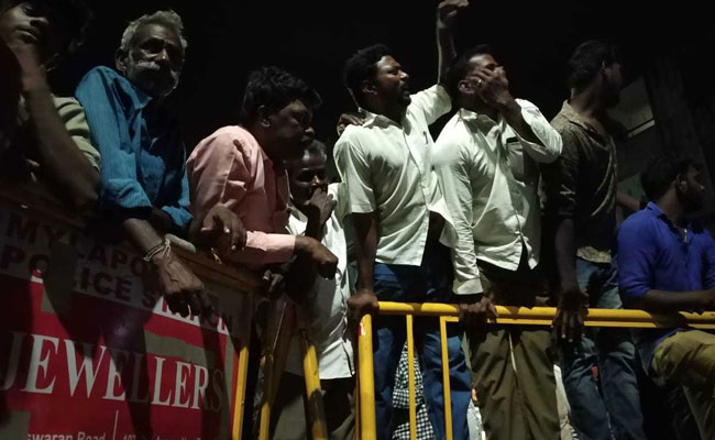 What Draws Crowds To The Hospital Where Karunanidhi Is Being Treated