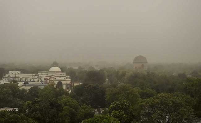 प्रदूषण से घिरी दिल्ली; शहर में गर्म हवा और धूल के गुबार, पूर्वोत्तर में बाढ़