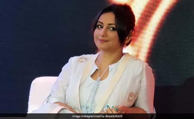 दिव्या दत्ता ने अपने बहन संग काटा प्याज, ट्विटर पर लिखा ये मैसेज