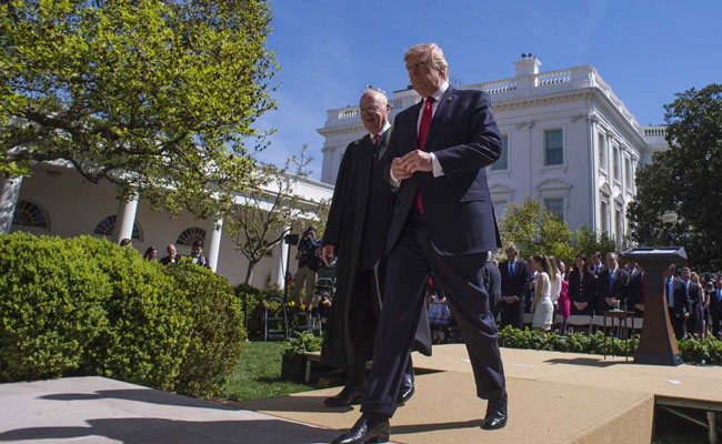 अमेरिकी राष्ट्रपति डोनाल्ड ट्रंप ने कर कटौती के छह महीने पूरे होने पर मनाया जश्न