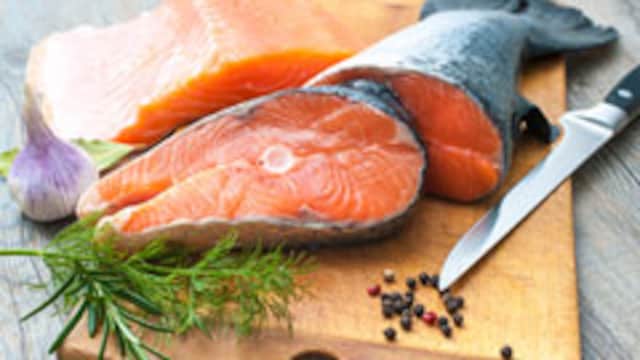 Omega-3 fatty acids in fish reduces mortality from diseases like cancer in both men and women