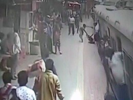 मुंबई लोकल पर चढ़ते-चढ़ते फिसल गया महिला का पैर, Video में देखें क्या हुआ फिर मुंबई लोकल पर चढ़ते-चढ़ते फिसल गया महिला का पैर, Video में देखें क्या हुआ फिर