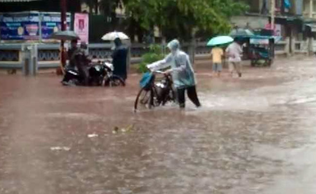 मुंबई में लगातार बारिश से ट्रेनें थमीं, स्कूल किये गये बंद : 10 बड़ी बातें