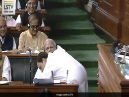 ...जब सदन में पीएम मोदी से गले मिल राहुल गांधी ने दी 'जादू की झप्पी', देखें VIDEO ...जब सदन में पीएम मोदी से गले मिल राहुल गांधी ने दी 'जादू की झप्पी', देखें VIDEO