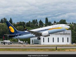 रनवे की जगह टैक्सीवे से भरी उड़ान, जेट एयरवेज के दो पायलटों का लाइसेंस निलंबित रनवे की जगह टैक्सीवे से भरी उड़ान, जेट एयरवेज के दो पायलटों का लाइसेंस निलंबित