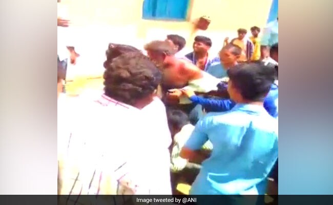 कौन और क्यों उकसा रहा है इस भीड़ को?