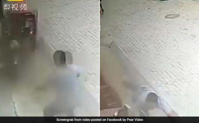 VIDEO: बच्चे को बचाने के लिए दांव पर लगाई अपनी जान, कूद गया रिक्शे के सामने