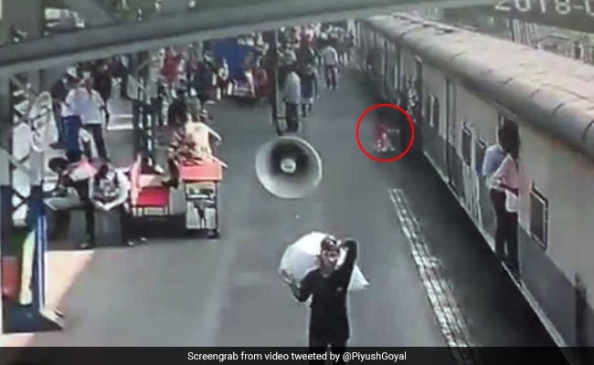 VIDEO: चलती ट्रेन में फिसला बच्ची का पैर, जवान ने कुछ इस तरह बचाई जान