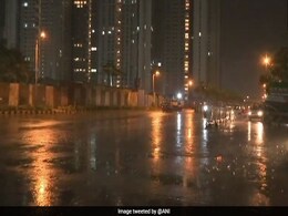 मुंबई में भारी बारिश से जलजमाव, करंट लगने से तीन लोगों की मौत मुंबई में भारी बारिश से जलजमाव, करंट लगने से तीन लोगों की मौत