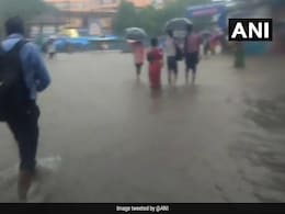 भारी बारिश से मुंबई में जीवन अस्तव्यस्त, करीब 90 ट्रेनें रद्द भारी बारिश से मुंबई में जीवन अस्तव्यस्त, करीब 90 ट्रेनें रद्द