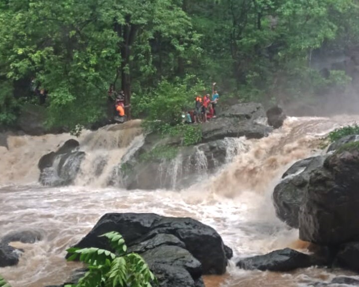 मुंबई में भारी बारिश के बाद चिंचोटी झरने में फंसे 106 लोगों को बचाया गया, एक की मौत