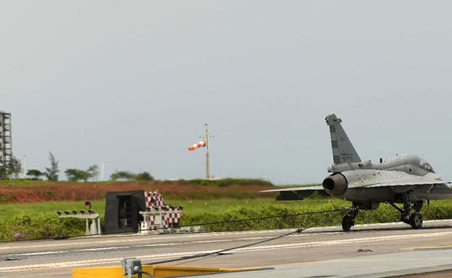 स्वदेशी लड़ाकू विमान तेजस के नौसेना संस्करण का परीक्षण सफल