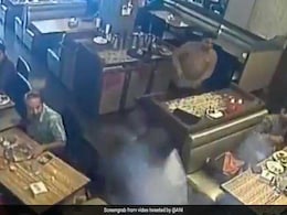 VIDEO: रेस्तरां में खाना खा रहा था शख्स, पॉकेट में रखा मोबाइल हुआ ब्लास्ट फिर हुआ ये.... VIDEO: रेस्तरां में खाना खा रहा था शख्स, पॉकेट में रखा मोबाइल हुआ ब्लास्ट फिर हुआ ये....