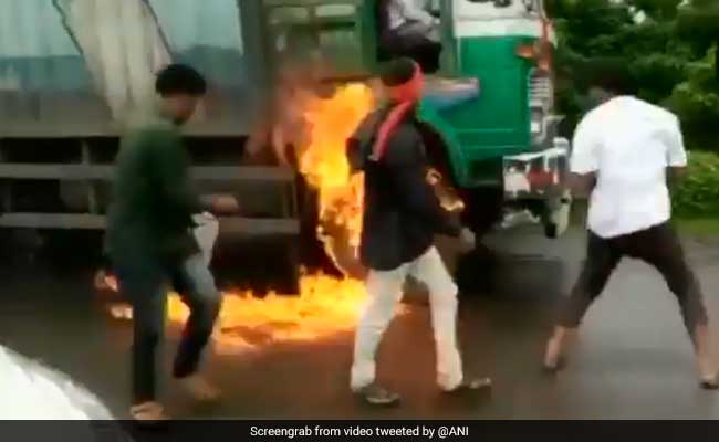 महाराष्ट्र : दूध उत्पादक किसानों का आंदोलन तेज, मुंबई में ट्रेन से दूध लाने की तैयारी