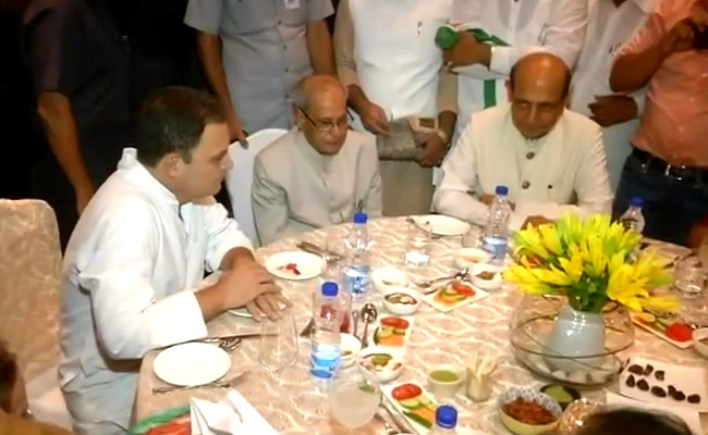 राहुल की इफ्तार पार्टी में शामिल हुए प्रणब, 'विपक्षी एकता' की एक बार फिर दिखी झलक