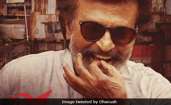 मुंबई की बारिश से जूझते हुए थियेटर पहुंचे रजनीकांत के फैन, देखें वीडियो