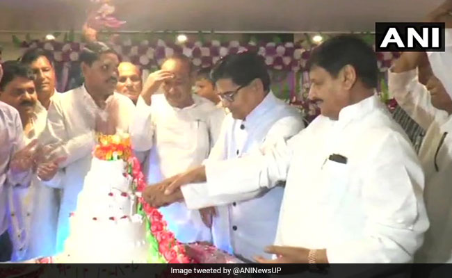 रामगोपाल के बर्थडे पर शिकवे-गिले भुलाकर गर्मजोशी से मिले शिवपाल, एक-दूसरे को खिलाया केक