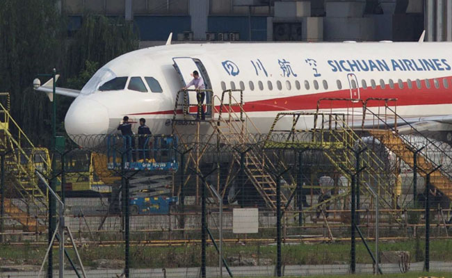 Co-Pilot Sucked Halfway Out Of Plane After Windshield Cracks Over China