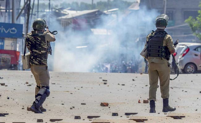 जम्मू-कश्मीर : सुरक्षाबलों की कथित फायरिंग में तीन नागरिकों की मौत