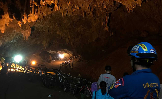 थाईलैंड की गुफा में फंसे 12 में से 4 बच्चों को बाहर निकाला गया, अस्‍पताल ले जाए गए