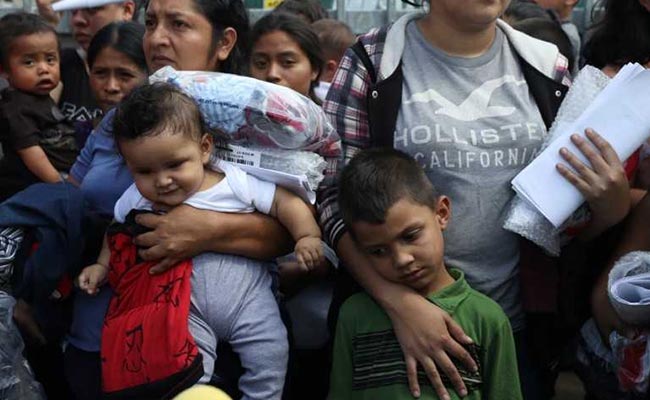 US Judge Suspends Deportation Of Reunited Migrant Families