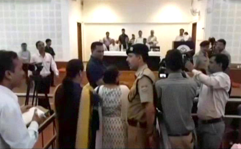 उत्तराखंड में महिला टीचर के तबादले का मामला, अब CM त्रिवेंद्र रावत की पत्नी पर उठे सवाल