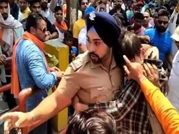 जाबांज सिख पुलिसकर्मी ने मुस्लिम युवक को भीड़ से बचाया, सोशल मीडिया पर मिल रही जमकर तारीफ जाबांज सिख पुलिसकर्मी ने मुस्लिम युवक को भीड़ से बचाया, सोशल मीडिया पर मिल रही जमकर तारीफ