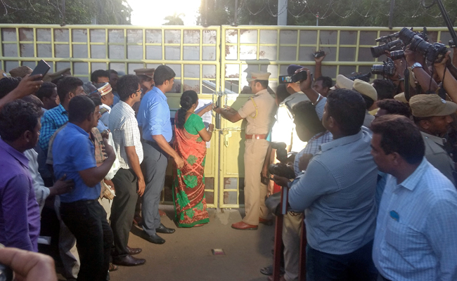 तूतीकोरिन प्लांट को बंद करने का तमिलनाडु सरकार का फैसला ‘दुभार्ग्यपूर्ण’:  वेदांता