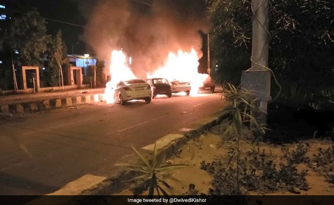 जब बिजली का तार गिरने से धू-धूकर जल उठी कारें...