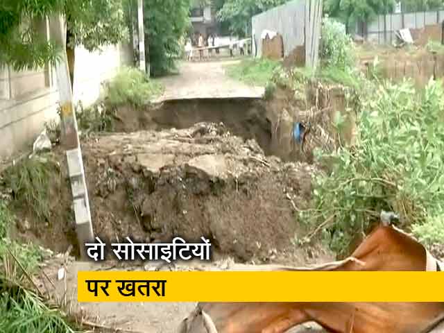 बारिश का कहर : गाजियाबाद की दो सोसाइटियों पर खतरा