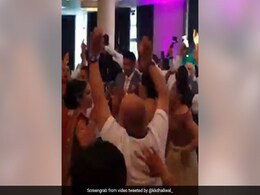 फीफा विश्व कप 2018: इंग्लैंड के जीतते ही शादी में दूल्हा-दुल्हन सहित डांस करने लगे रिश्तेदार, देखें VIDEO फीफा विश्व कप 2018: इंग्लैंड के जीतते ही शादी में दूल्हा-दुल्हन सहित डांस करने लगे रिश्तेदार, देखें VIDEO