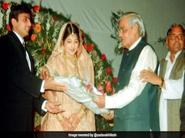 यूपी के पूर्व मुख्यमंत्री अखिलेश यादव ने यह फोटो ट्वीट कर अटल जी को किया याद... यूपी के पूर्व मुख्यमंत्री अखिलेश यादव ने यह फोटो ट्वीट कर अटल जी को किया याद...