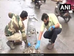 In Mumbai, A Citizens' Campaign To Fill Potholes On City Roads In Mumbai, A Citizens' Campaign To Fill Potholes On City Roads