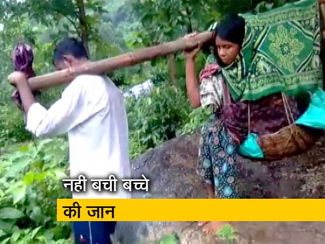 12 किलोमीटर पैदल चलकर गर्भवती पत्नी को एंबुलेंस तक पहुंचाया पर नहीं बची बच्चे की जान