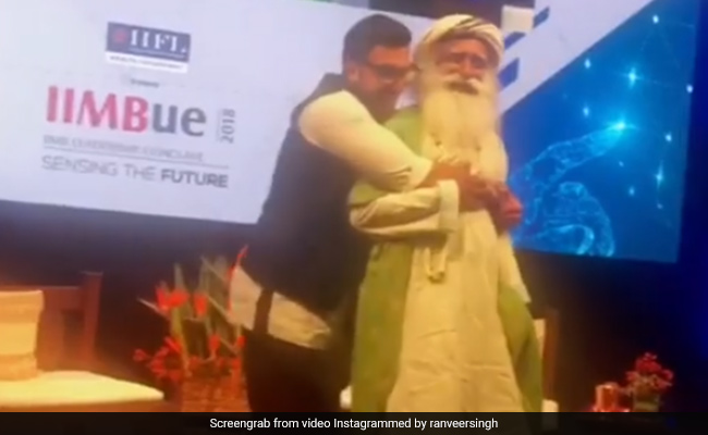 'सद्गुरु' जग्गी वसुदेव के साथ रणवीर सिंह ने स्टेज पर किया ऐसा डांस, 21 लाख बार देखा गया Video