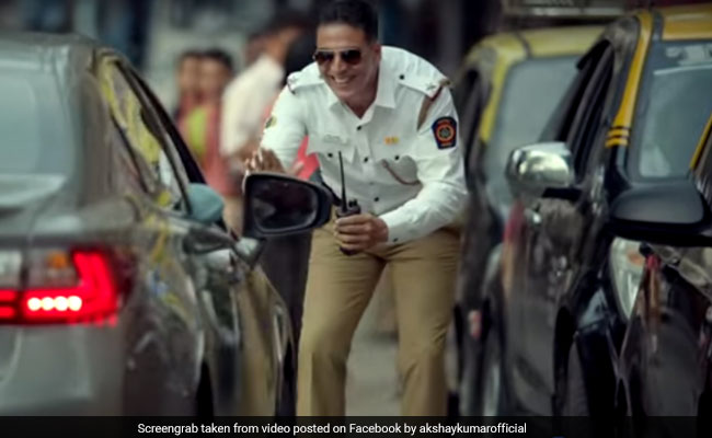 VIDEO: ट्रैफिक पुलिस बन अक्षय कुमार ने सिखाया शख्स को सबक, बोले- रोड किसी के बाप की नहीं होती